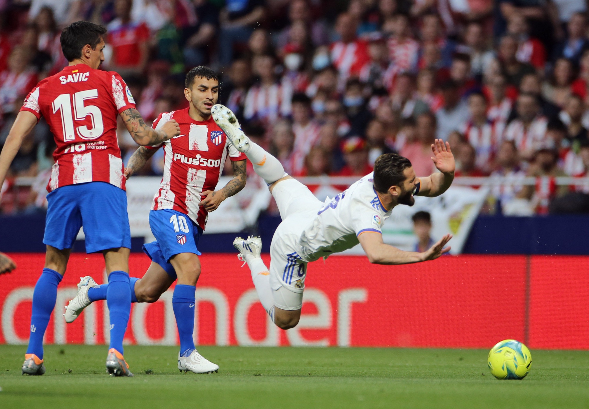 Rực lửa đại chiến Madrid, tân vô địch La Liga sụp đổ