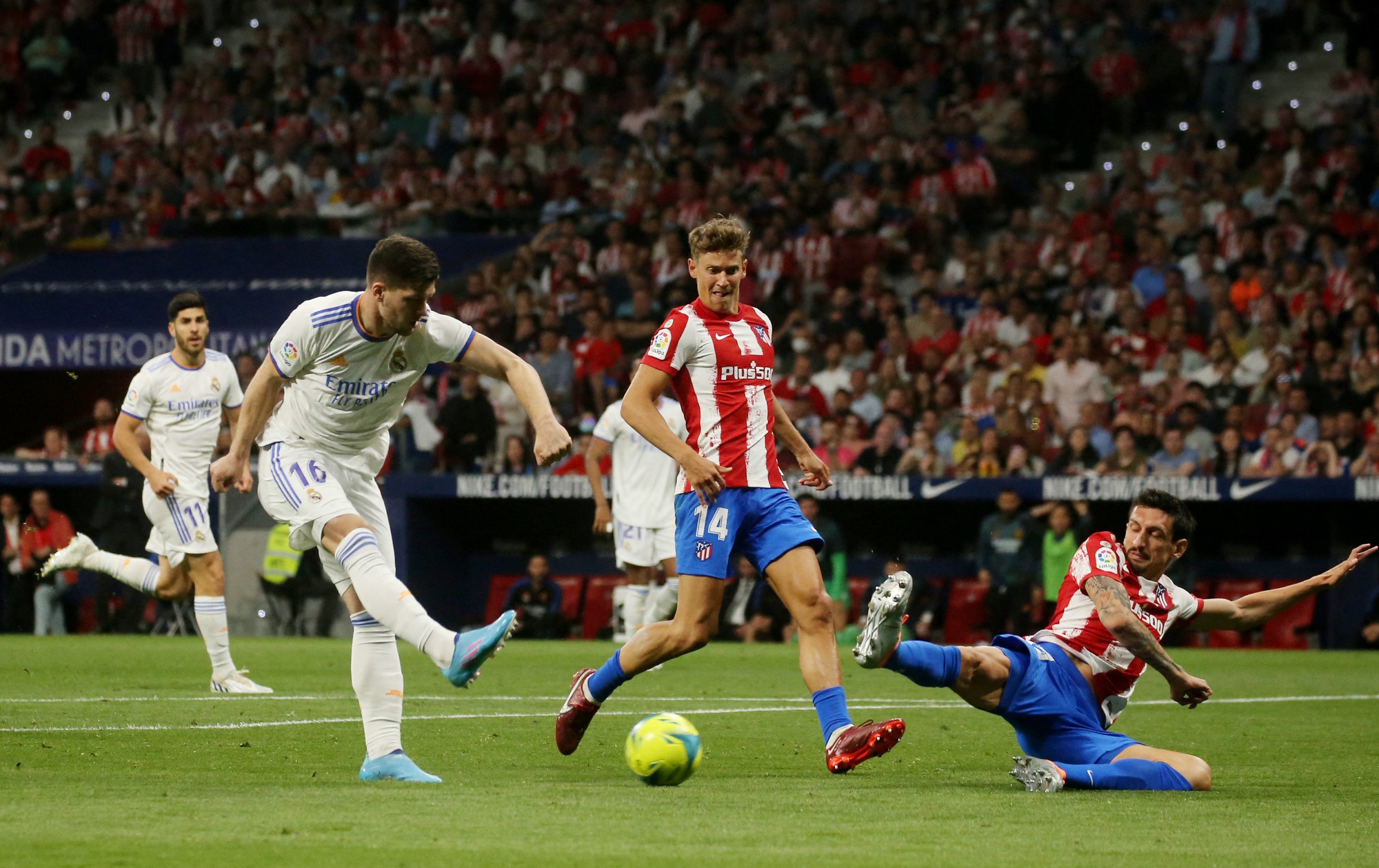 Rực lửa đại chiến Madrid, t&acirc;n v&ocirc; địch La Liga sụp đổ - Ảnh 4.