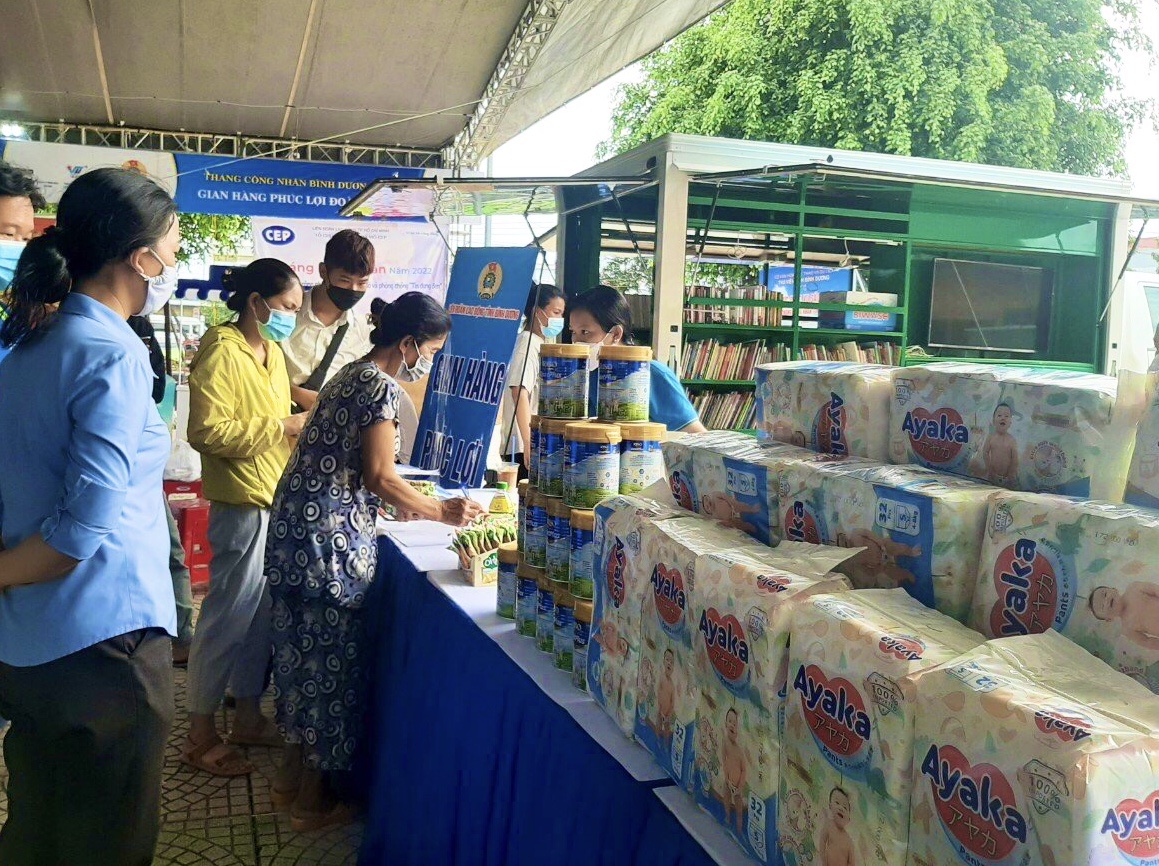 Nutifood phối hợp Quỹ Ph&aacute;t triển T&agrave;i năng Việt trao h&agrave;ng ng&agrave;n qu&agrave; tặng trị gi&aacute; 2,2 tỉ đồng cho c&ocirc;ng nh&acirc;n B&igrave;nh Dương - Ảnh 2.