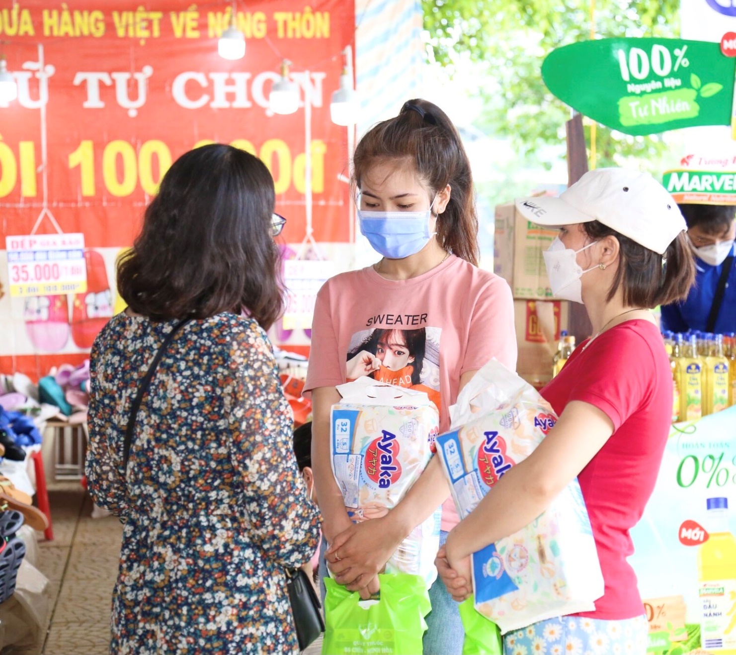 Nutifood phối hợp Quỹ Ph&aacute;t triển T&agrave;i năng Việt trao h&agrave;ng ng&agrave;n qu&agrave; tặng trị gi&aacute; 2,2 tỉ đồng cho c&ocirc;ng nh&acirc;n B&igrave;nh Dương - Ảnh 3.
