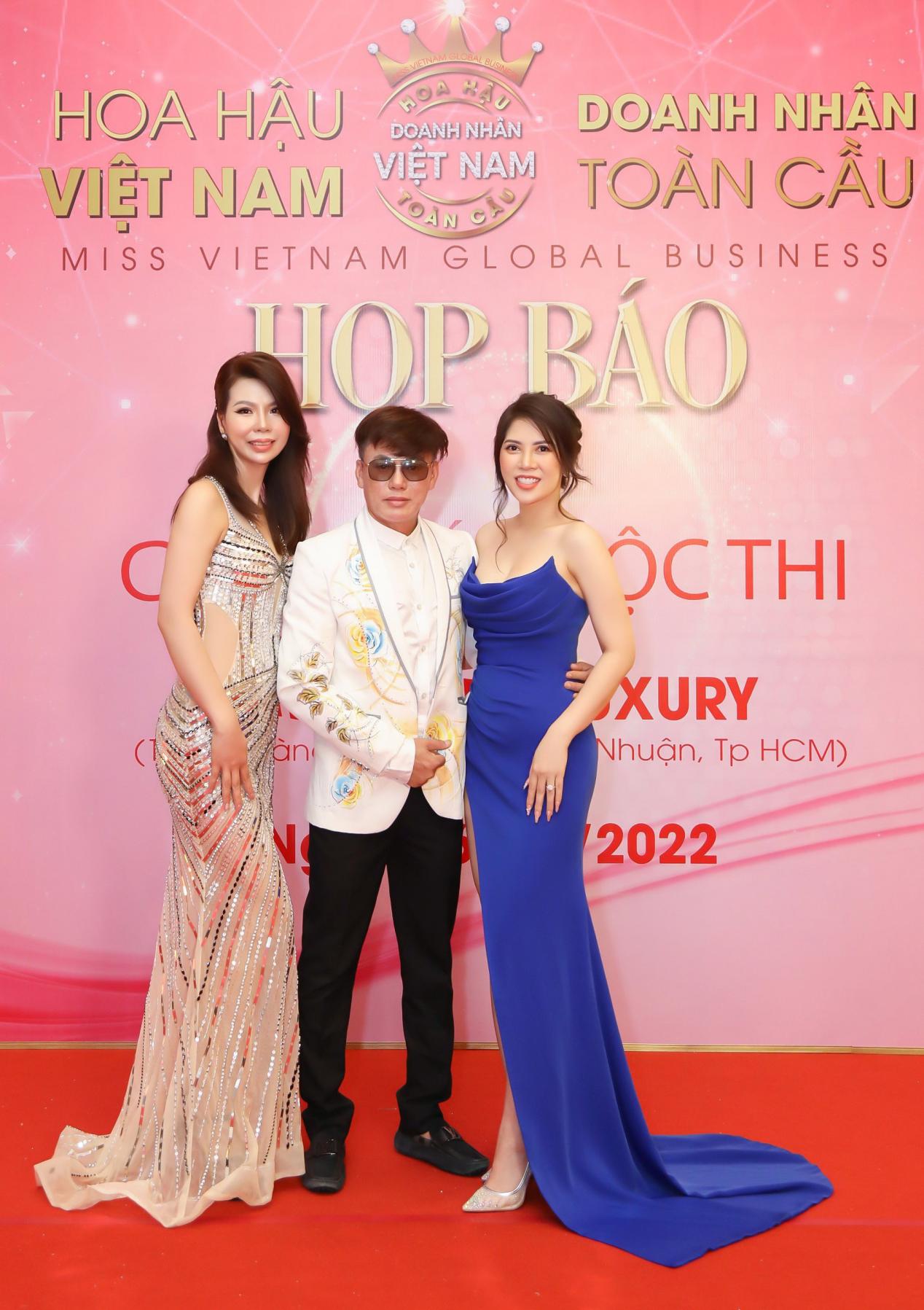 Stylist MUA Nguyễn Duy Trọng, ch&uacute;c mừng NTK Tommy Nguyễn - Ảnh 4.