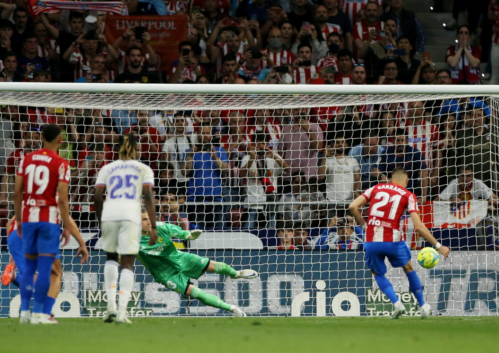 Rực lửa đại chiến Madrid, t&acirc;n v&ocirc; địch La Liga sụp đổ - Ảnh 2.