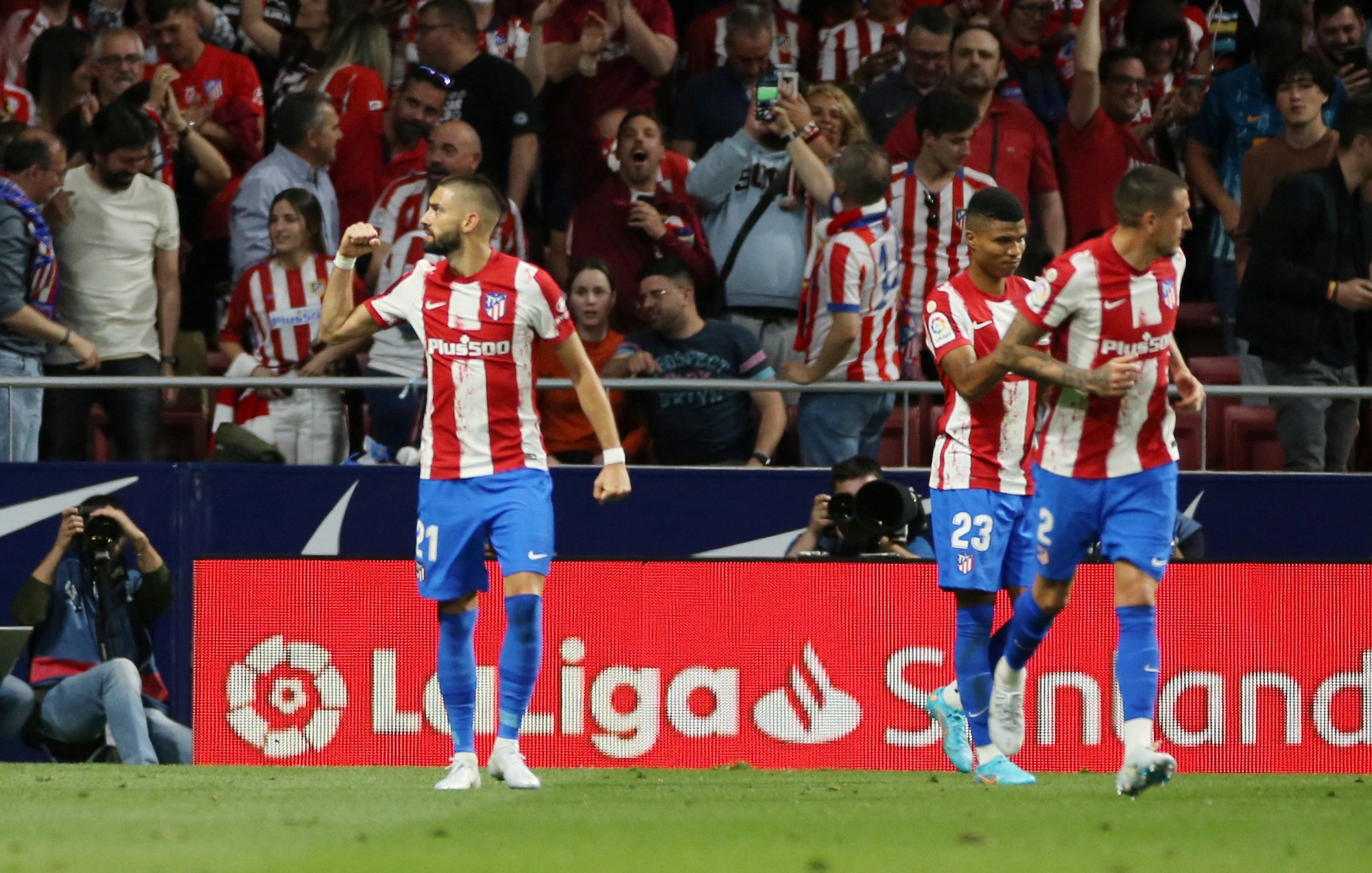 Rực lửa đại chiến Madrid, t&acirc;n v&ocirc; địch La Liga sụp đổ - Ảnh 3.