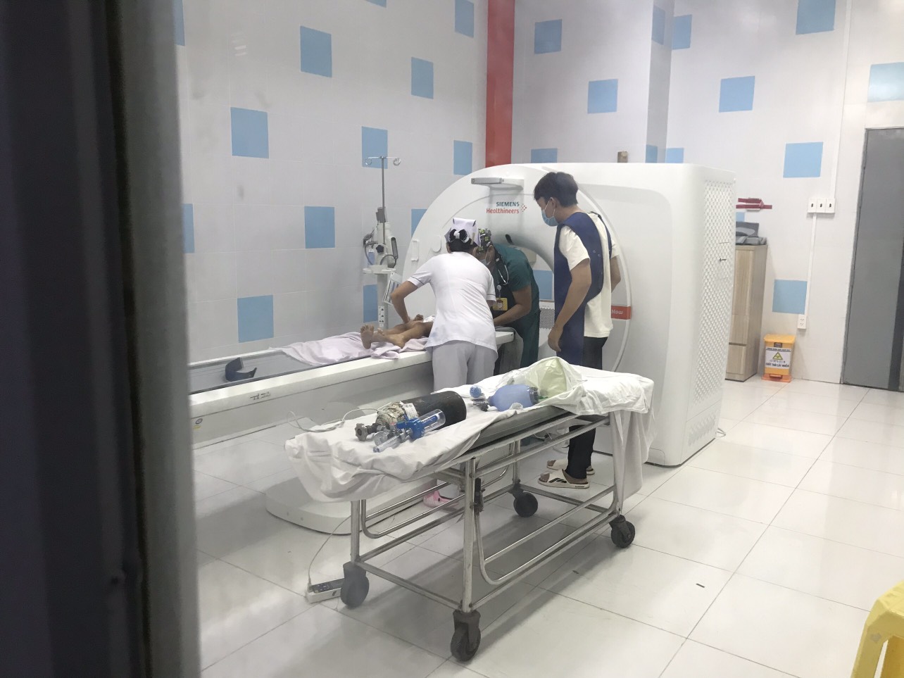 Bé trai 8 tuổi chấn thương não sau khi va vào bạn ở trong lớp