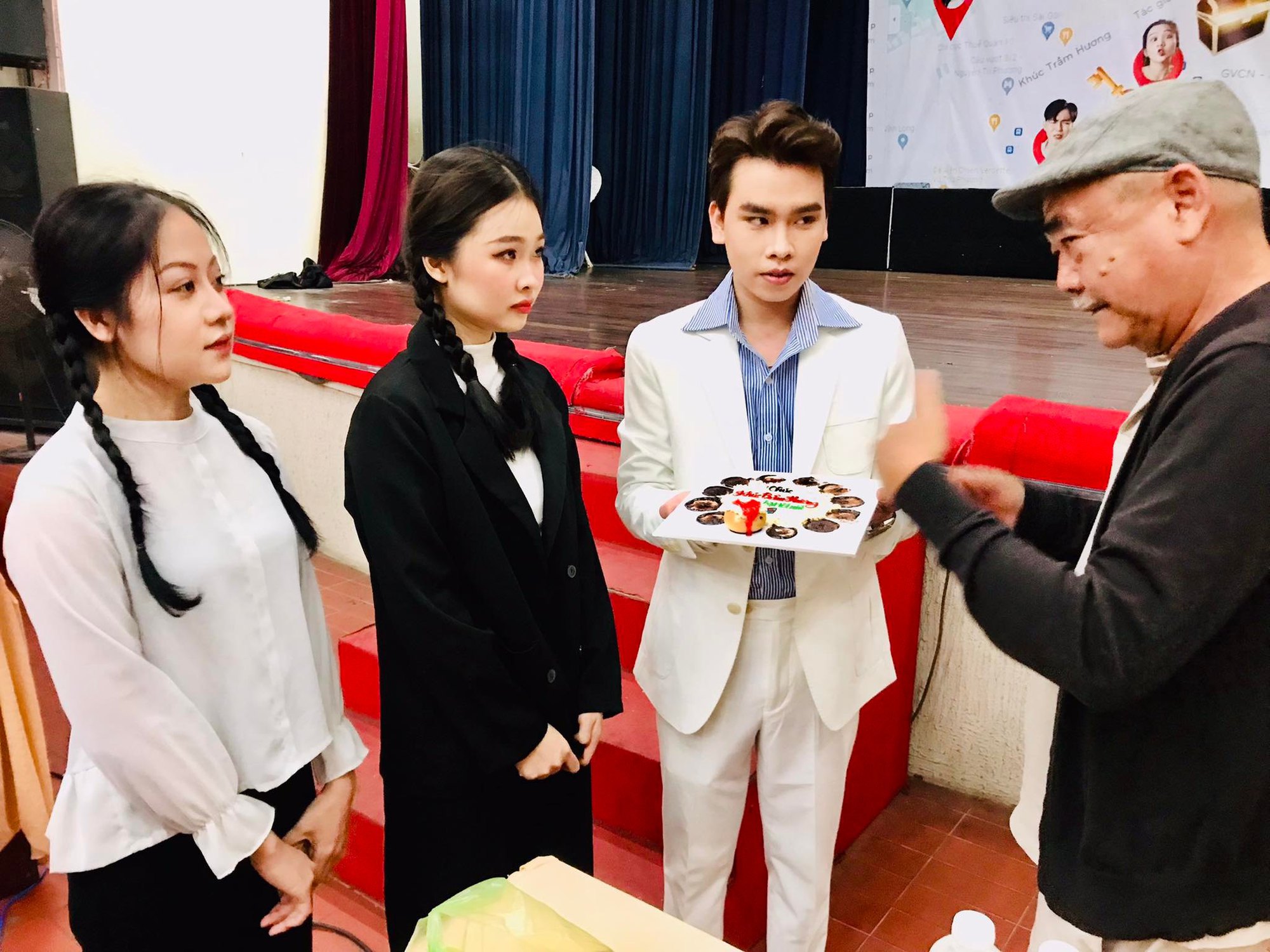 NSND Việt Anh đưa "chuyến đò cuối" với "Khúc trầm hương"