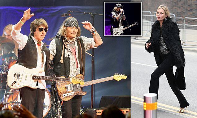 Siêu mẫu Kate Moss liên tục ủng hộ tình cũ Johnny Depp