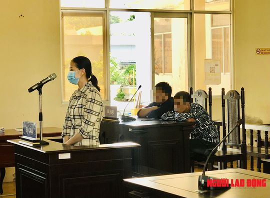 2 người đàn ông sụp bẫy nữ nhân viên tín dụng