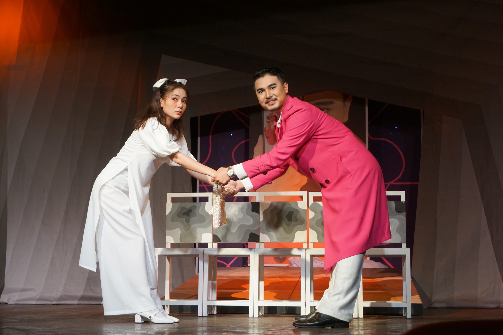 Alo, lộ h&agrave;ng: L&ecirc; Ho&agrave;ng tấn c&ocirc;ng v&agrave;o giới showbiz! - Ảnh 2.