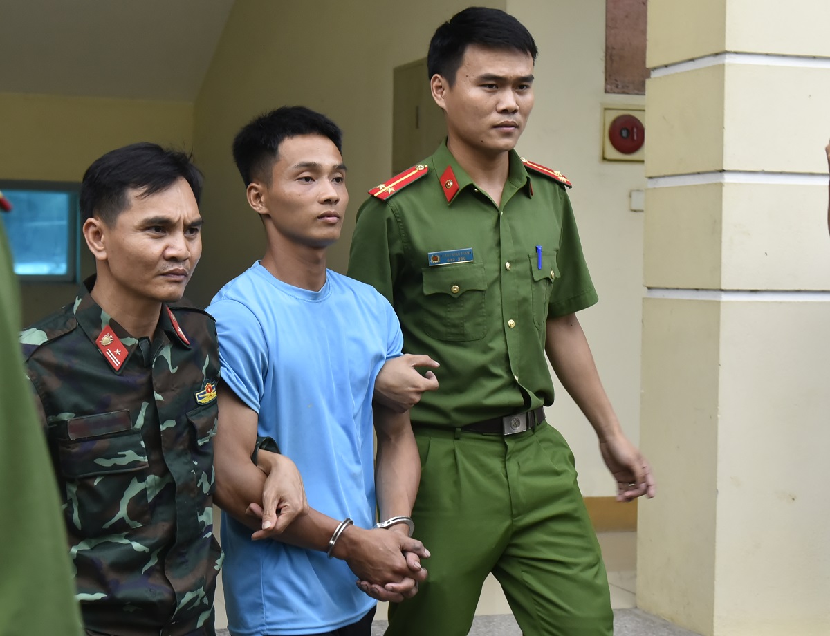 Triệu Qu&acirc;n Sự thản nhi&ecirc;n v&agrave;o qu&aacute;n ăn ch&egrave;, trả lại tiền thừa tr&ecirc;n đường trốn chạy - Ảnh 2.