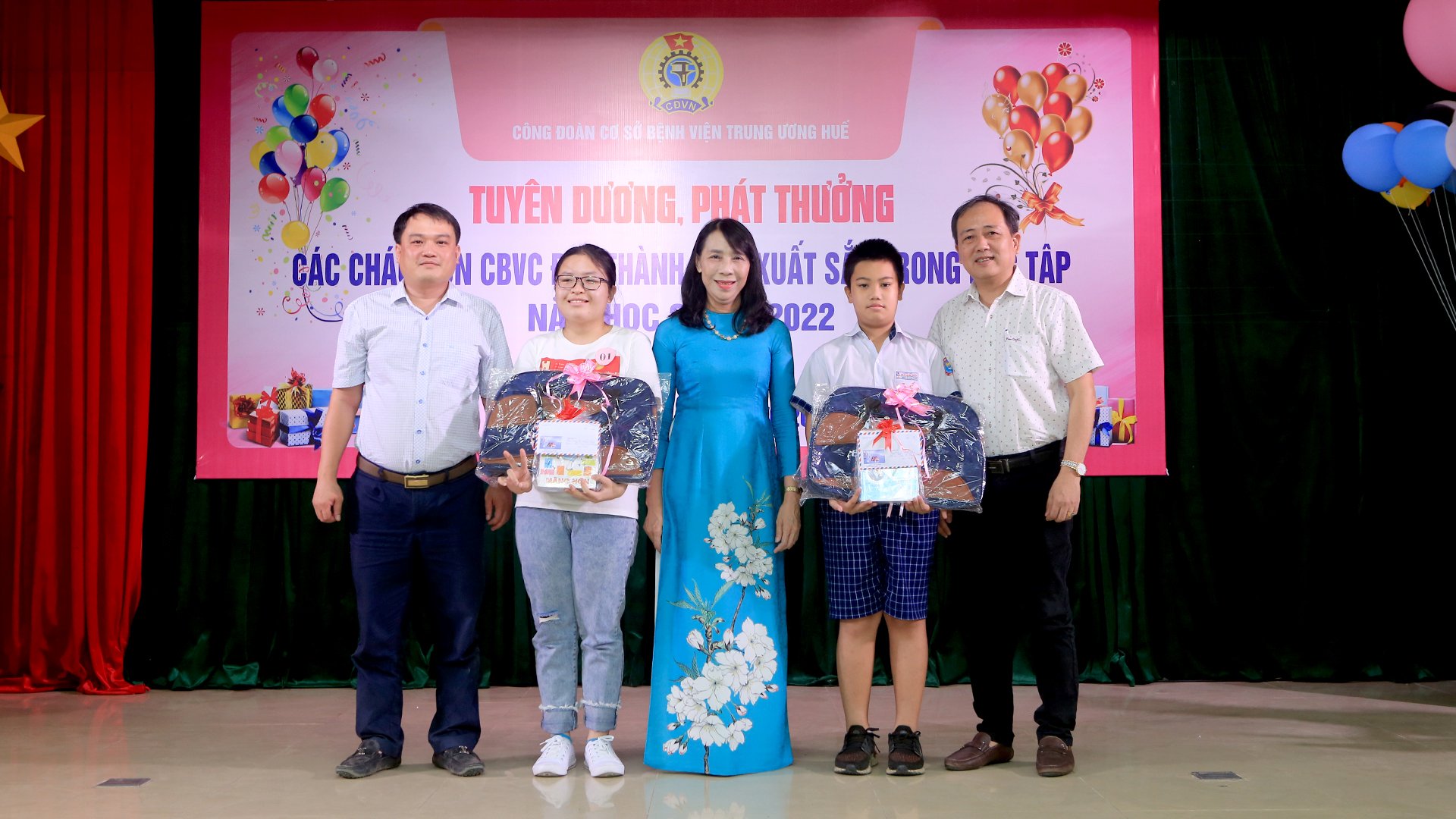 C&ocirc;ng đo&agrave;n Bệnh viện Trung ương Huế tuy&ecirc;n dương 538 học sinh xuất sắc - Ảnh 1.