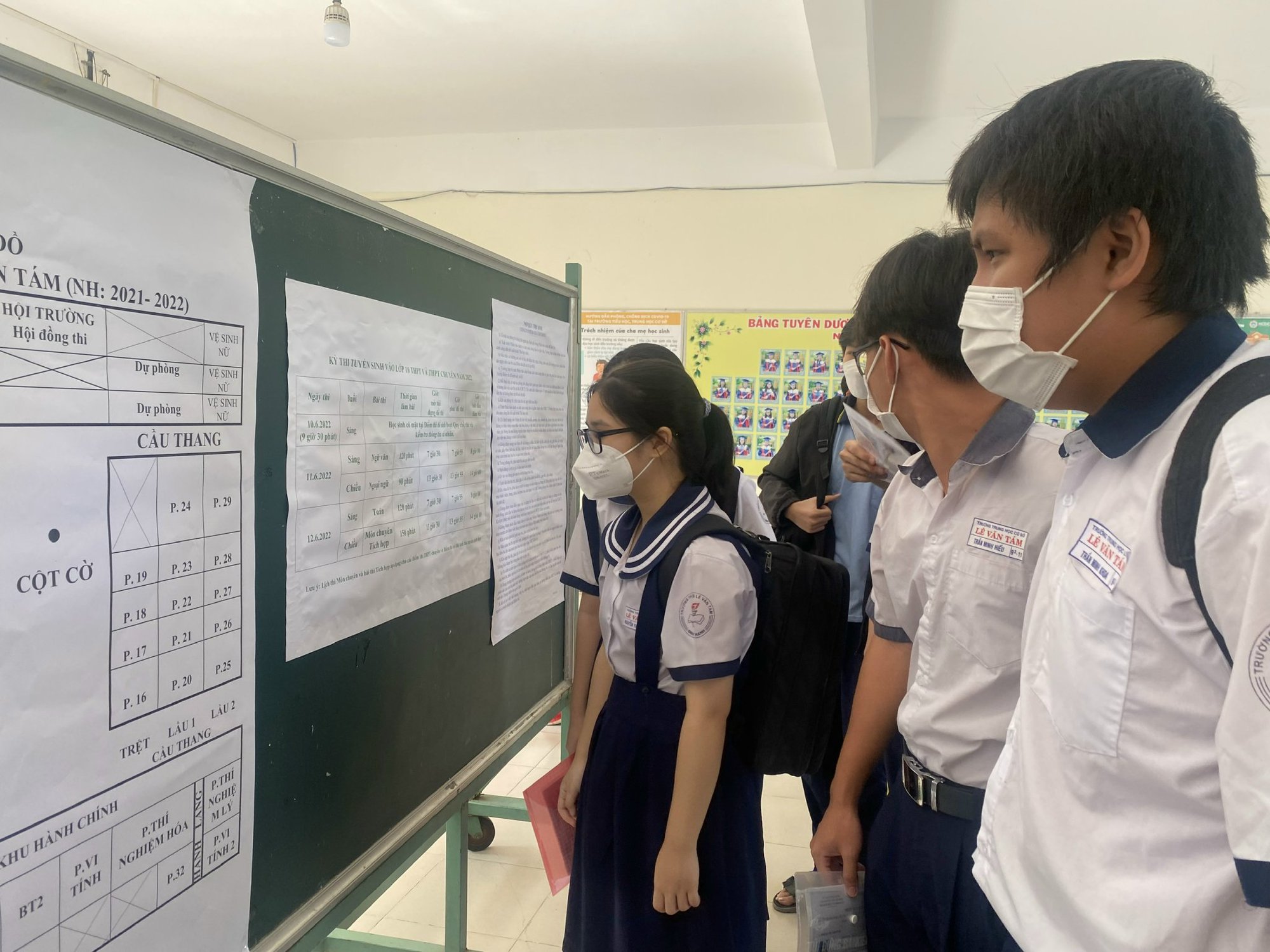TPHCM: Th&iacute; sinh đồng loạt l&agrave;m thủ tục dự thi lớp 10 - Ảnh 1.