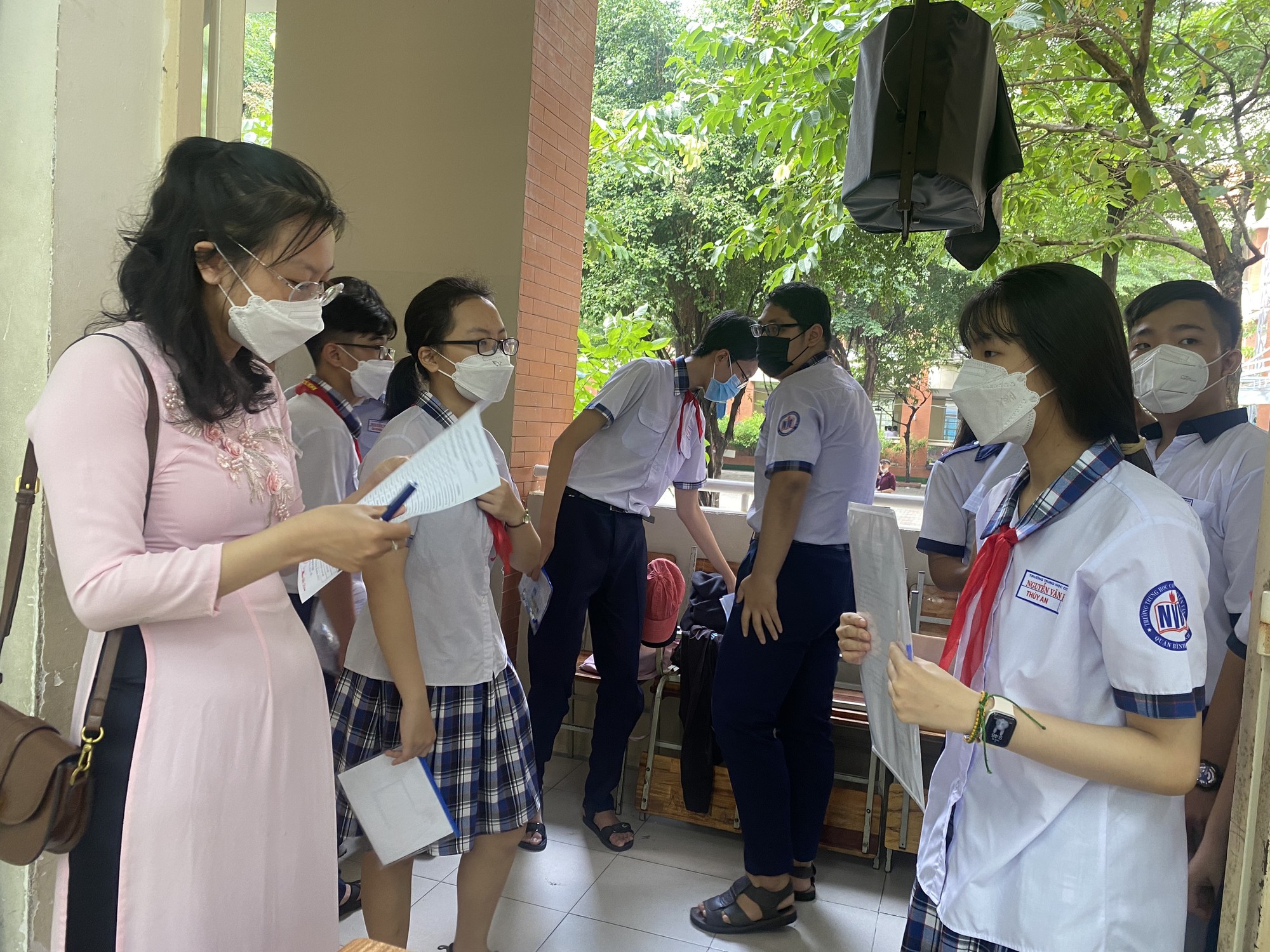 TPHCM: Th&iacute; sinh đồng loạt l&agrave;m thủ tục dự thi lớp 10 - Ảnh 5.