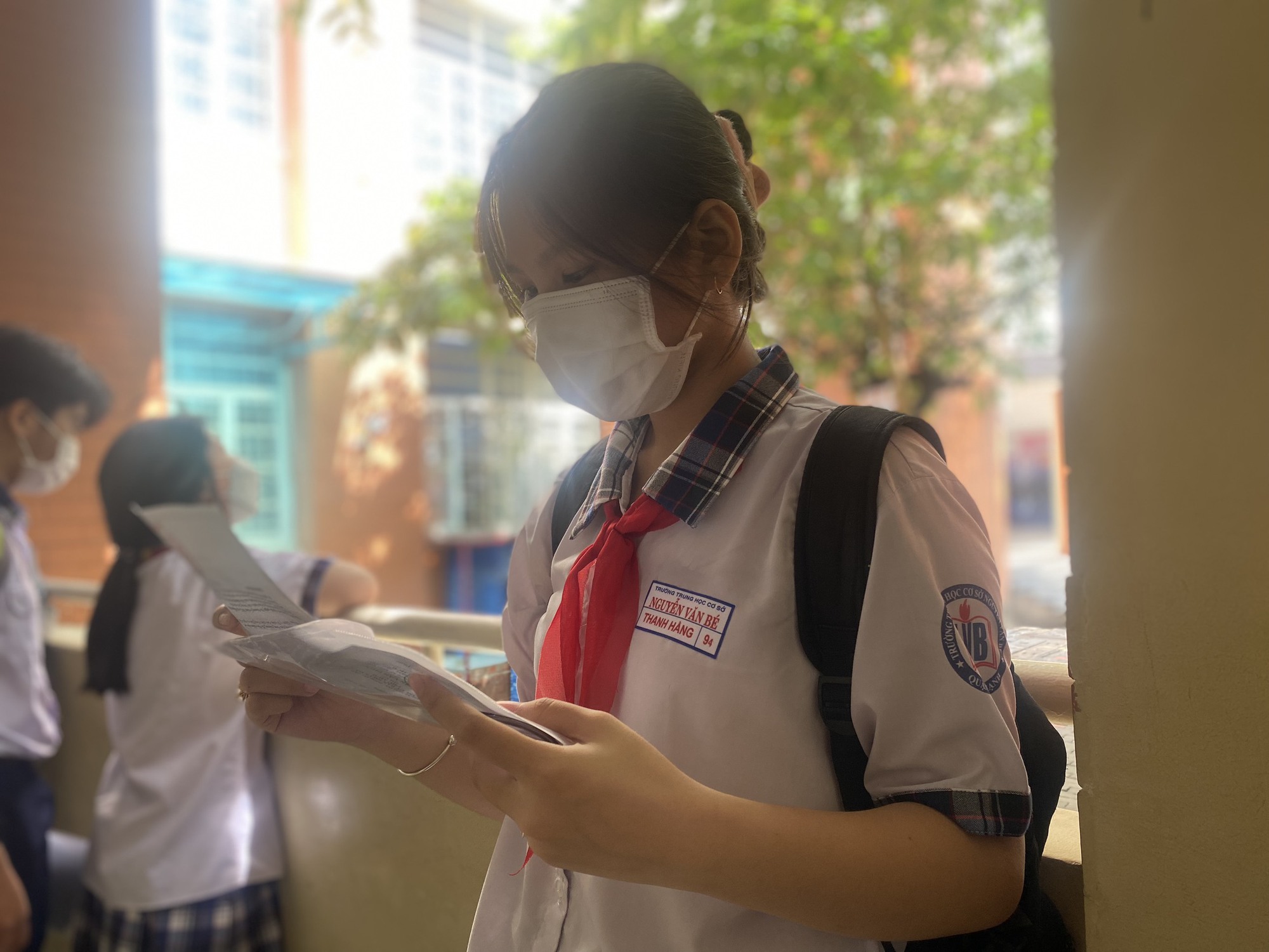 TPHCM: Th&iacute; sinh đồng loạt l&agrave;m thủ tục dự thi lớp 10 - Ảnh 2.
