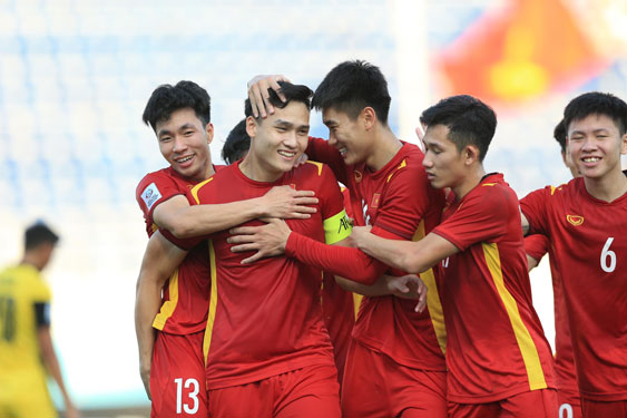 Nhiều duy&ecirc;n nợ với b&oacute;ng đ&aacute; T&acirc;y &Aacute; - Ảnh 1.