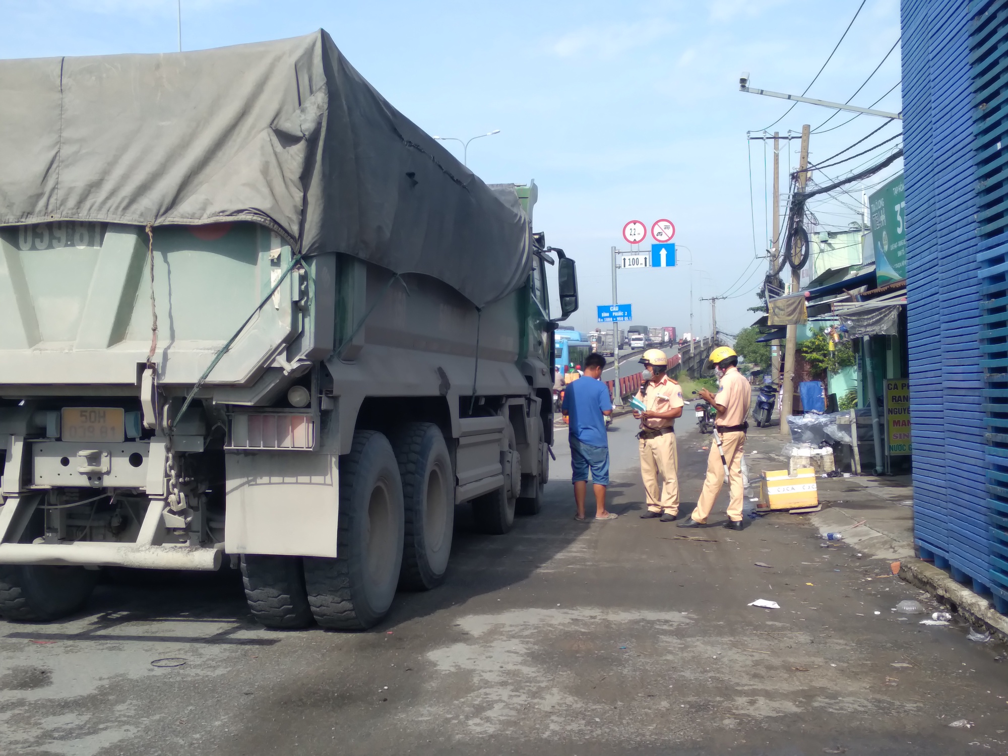 TP HCM: T&agrave;i xế ngơ ng&aacute;c v&igrave; lượng h&agrave;ng tr&ecirc;n ch&iacute;nh xe m&igrave;nh - Ảnh 2.