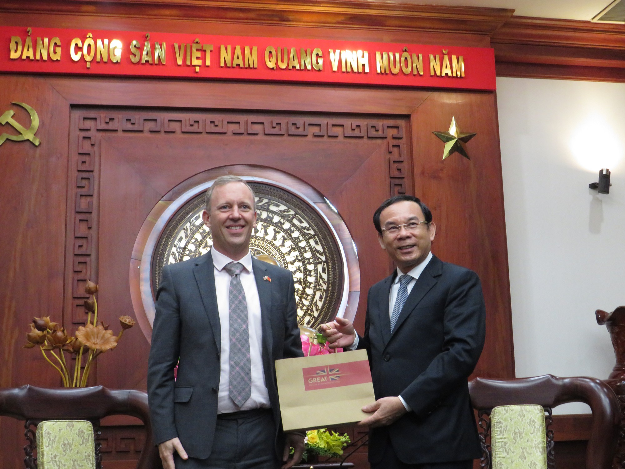 Bí thư Thành ủy TP HCM tiếp Đại sứ Vương quốc Anh tại Việt Nam - Ảnh 2.