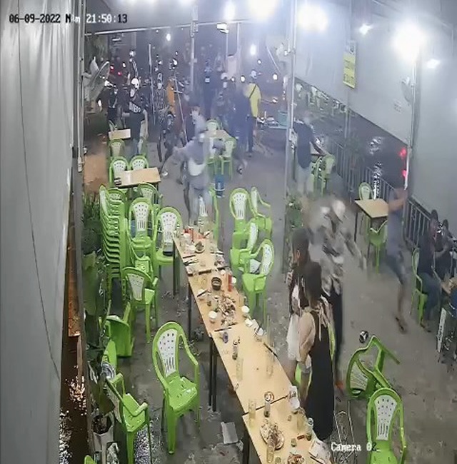 CLIP: Băng nh&oacute;m c&ocirc;n đồ g&acirc;y hoảng loạn ở Thủ Đức - Ảnh 1.