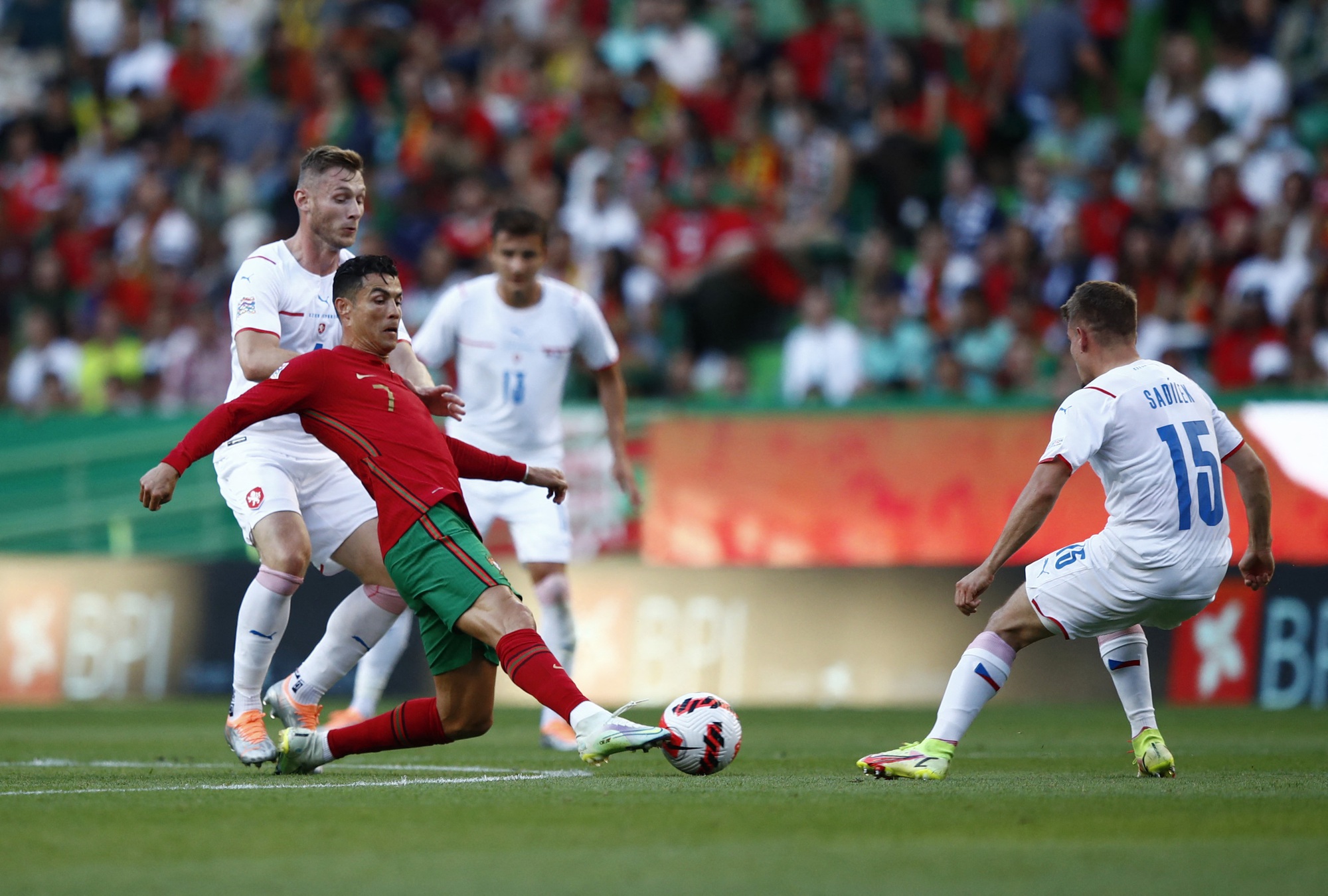 Ronaldo tiếc nuối, Bồ Đ&agrave;o Nha chiếm ng&ocirc;i đầu Nations League - Ảnh 5.