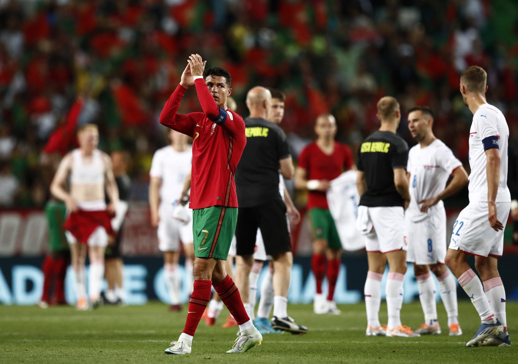 Ronaldo tiếc nuối, Bồ Đào Nha chiếm ngôi đầu Nations League