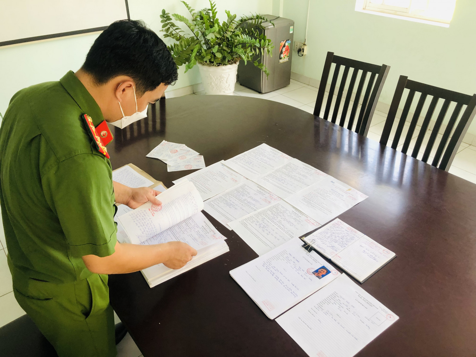 Đôi vợ chồng lừa đảo hàng chục bị hại với chiêu trò nhận tiền đặt cọc đất - Ảnh 1.