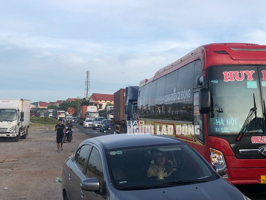 H&agrave;ng trăm phương tiện đứng ch&ocirc;n ch&acirc;n nhiều giờ tr&ecirc;n Quốc lộ 1 - Ảnh 6.