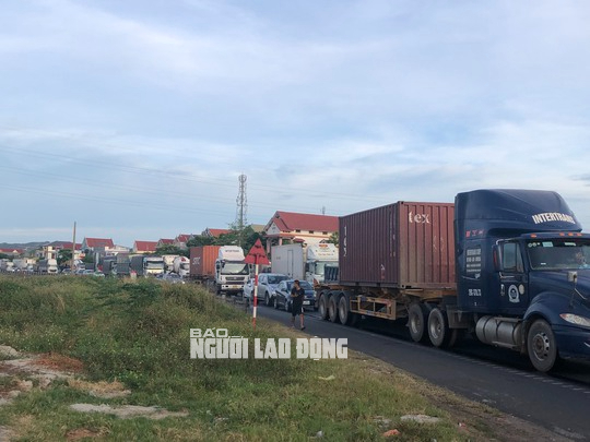H&agrave;ng trăm phương tiện đứng ch&ocirc;n ch&acirc;n nhiều giờ tr&ecirc;n Quốc lộ 1 - Ảnh 5.