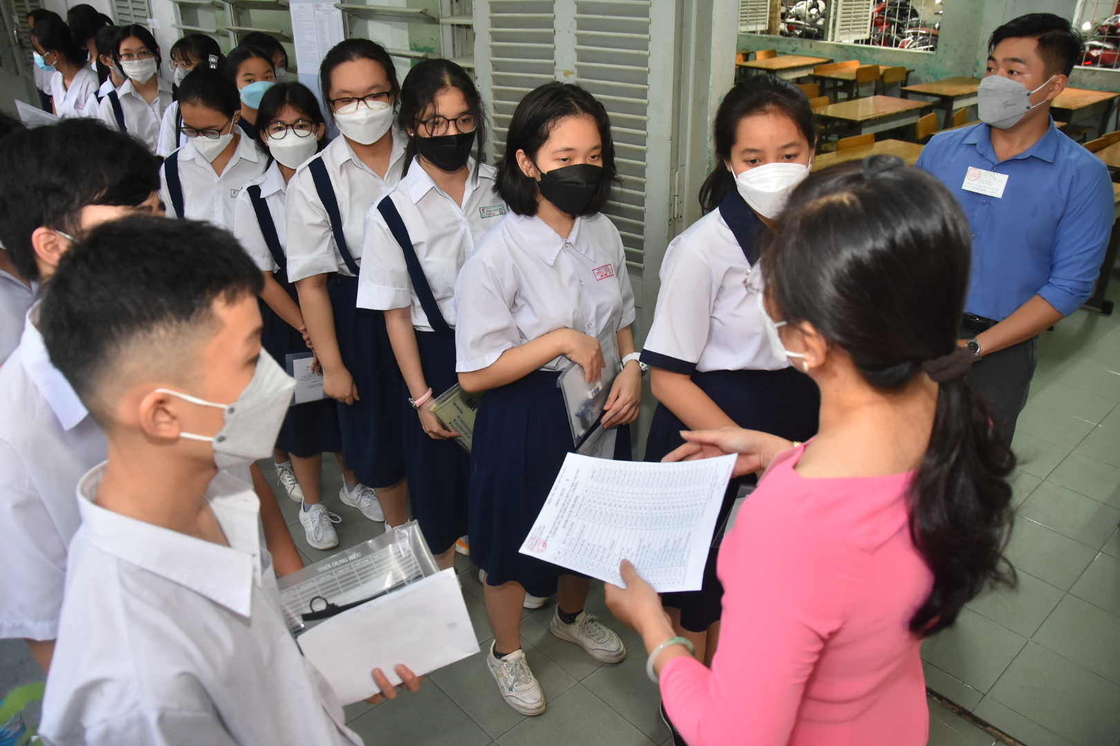 Thi lớp 10 ở TP HCM: Thí sinh có thể mở khẩu trang; đón xem giải đề thi môn ngữ văn - Ảnh 2.