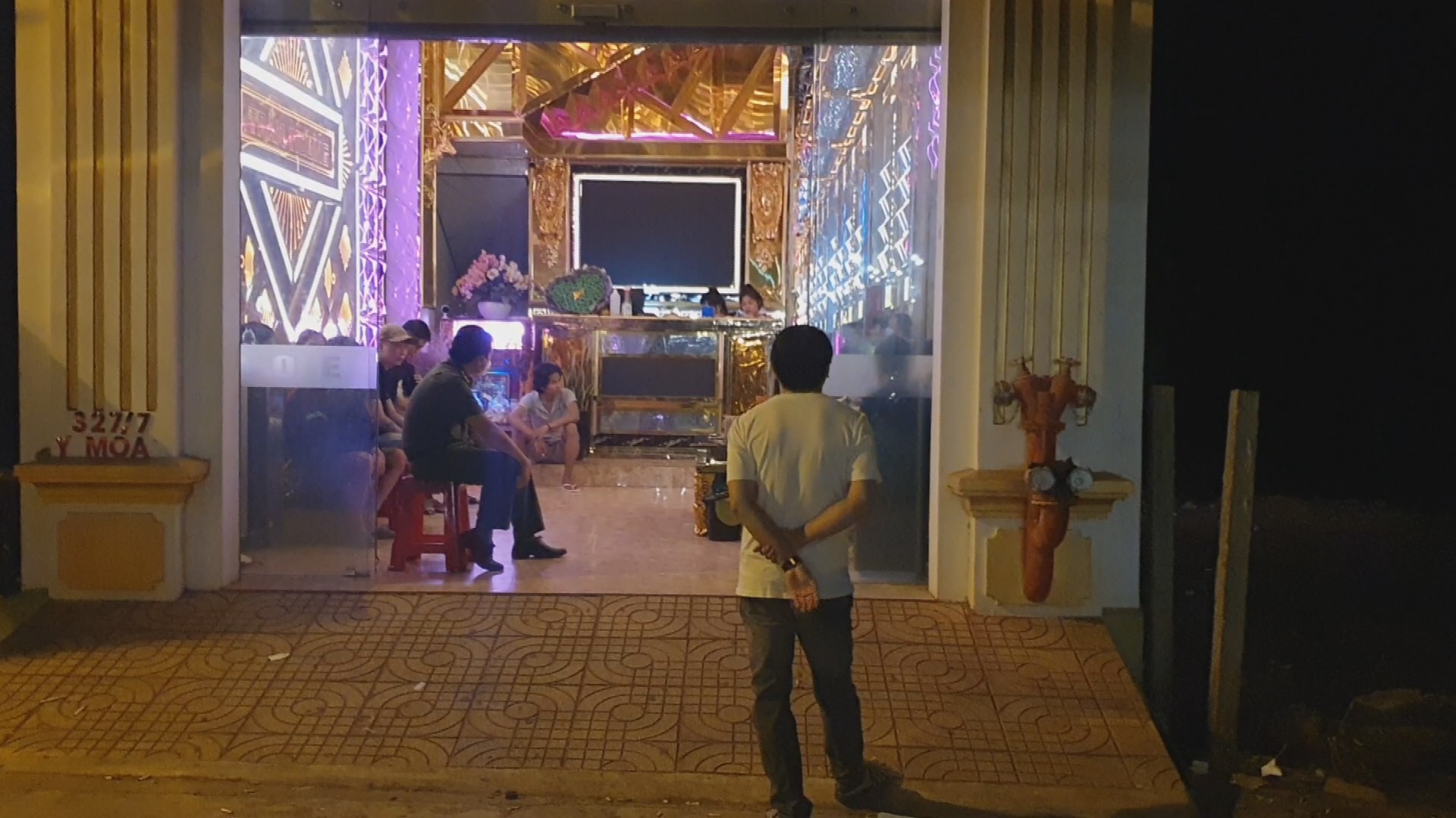 Tạm giữ quản l&yacute; qu&aacute;n karaoke điều nữ tiếp vi&ecirc;n đi b&aacute;n d&acirc;m - Ảnh 2.