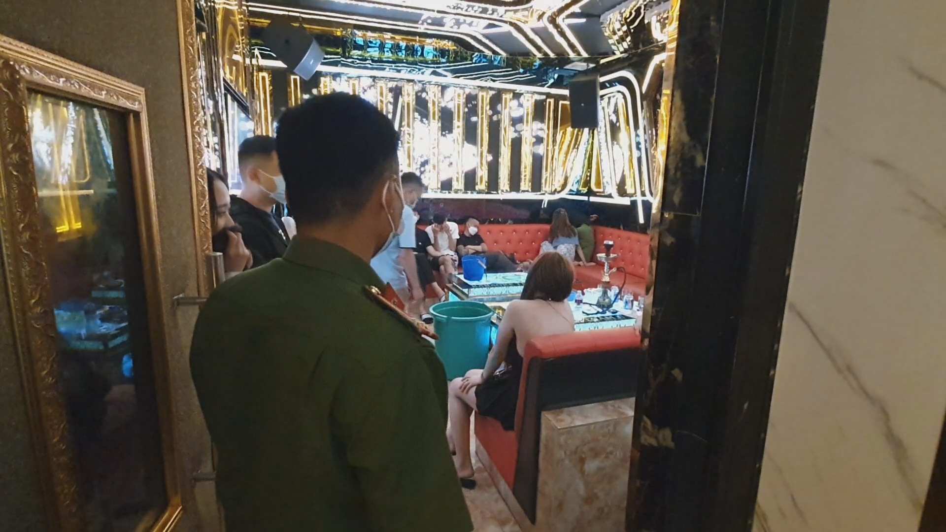 Tạm giữ quản l&yacute; qu&aacute;n karaoke điều nữ tiếp vi&ecirc;n đi b&aacute;n d&acirc;m - Ảnh 3.