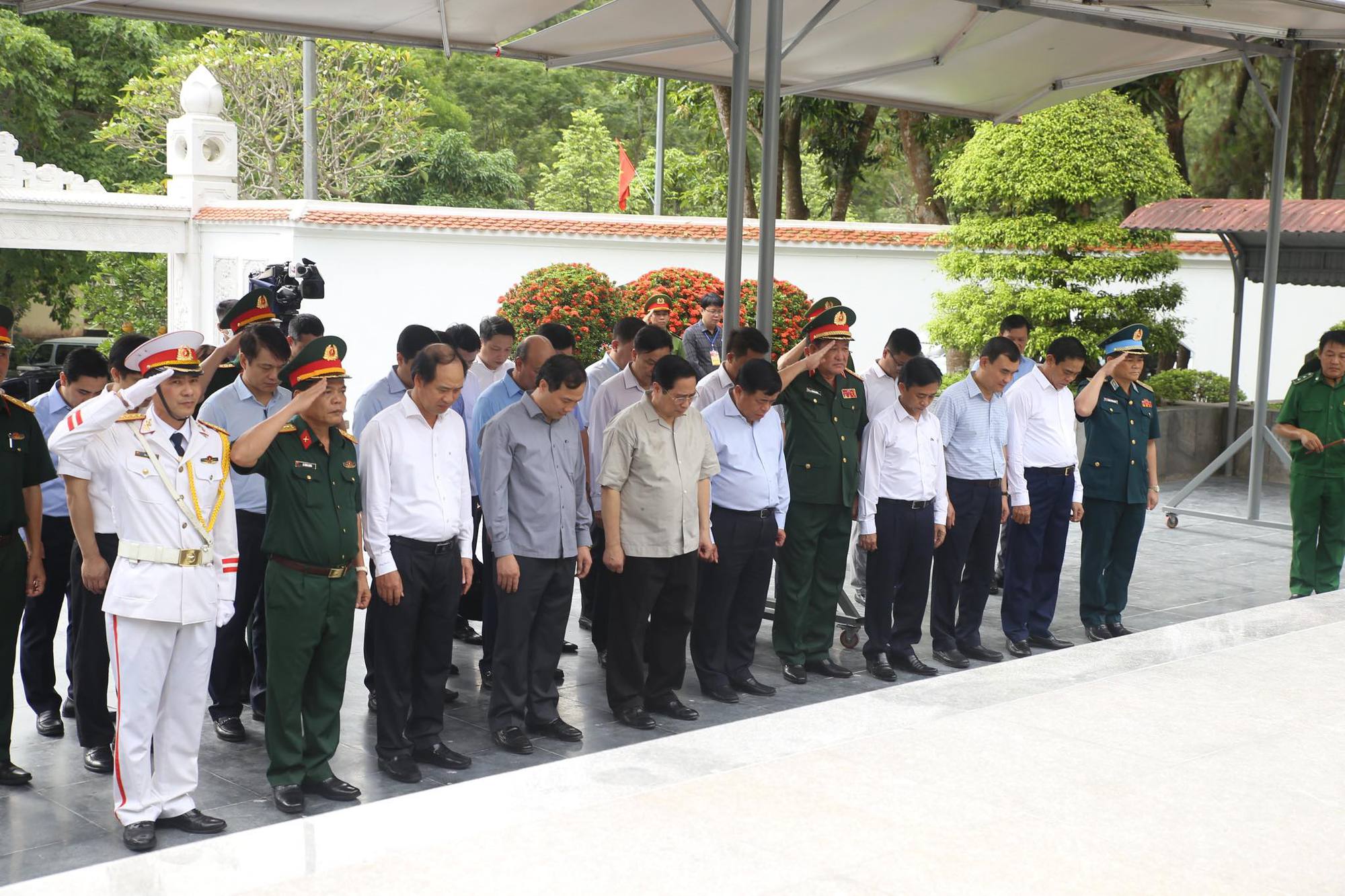 Thủ tướng Phạm Minh Chính dâng hương tại Ngã ba Đồng Lộc, khảo sát mỏ sắt Thạch khê - Ảnh 1.