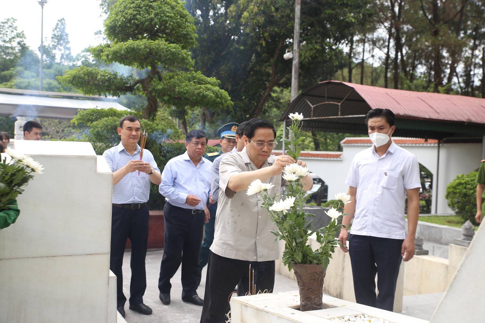 Thủ tướng Phạm Minh Chính dâng hương tại Ngã ba Đồng Lộc, khảo sát mỏ sắt Thạch khê
