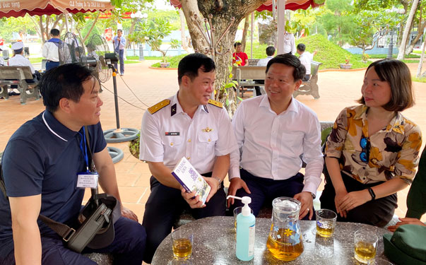 Vững v&agrave;ng Trường Sa - Ảnh 2.
