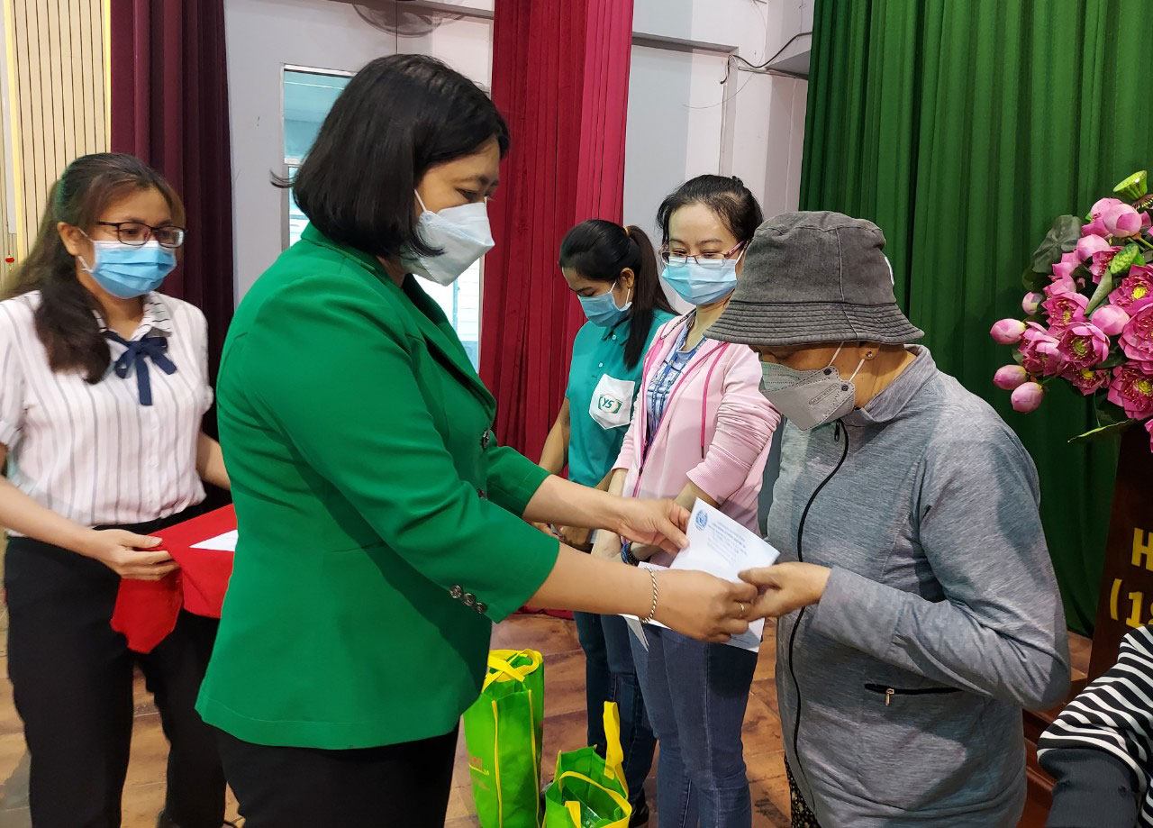 Cùng công nhân vượt khó