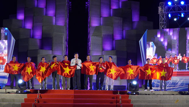 Thiêng liêng màu cờ Tổ quốc - Ảnh 1.