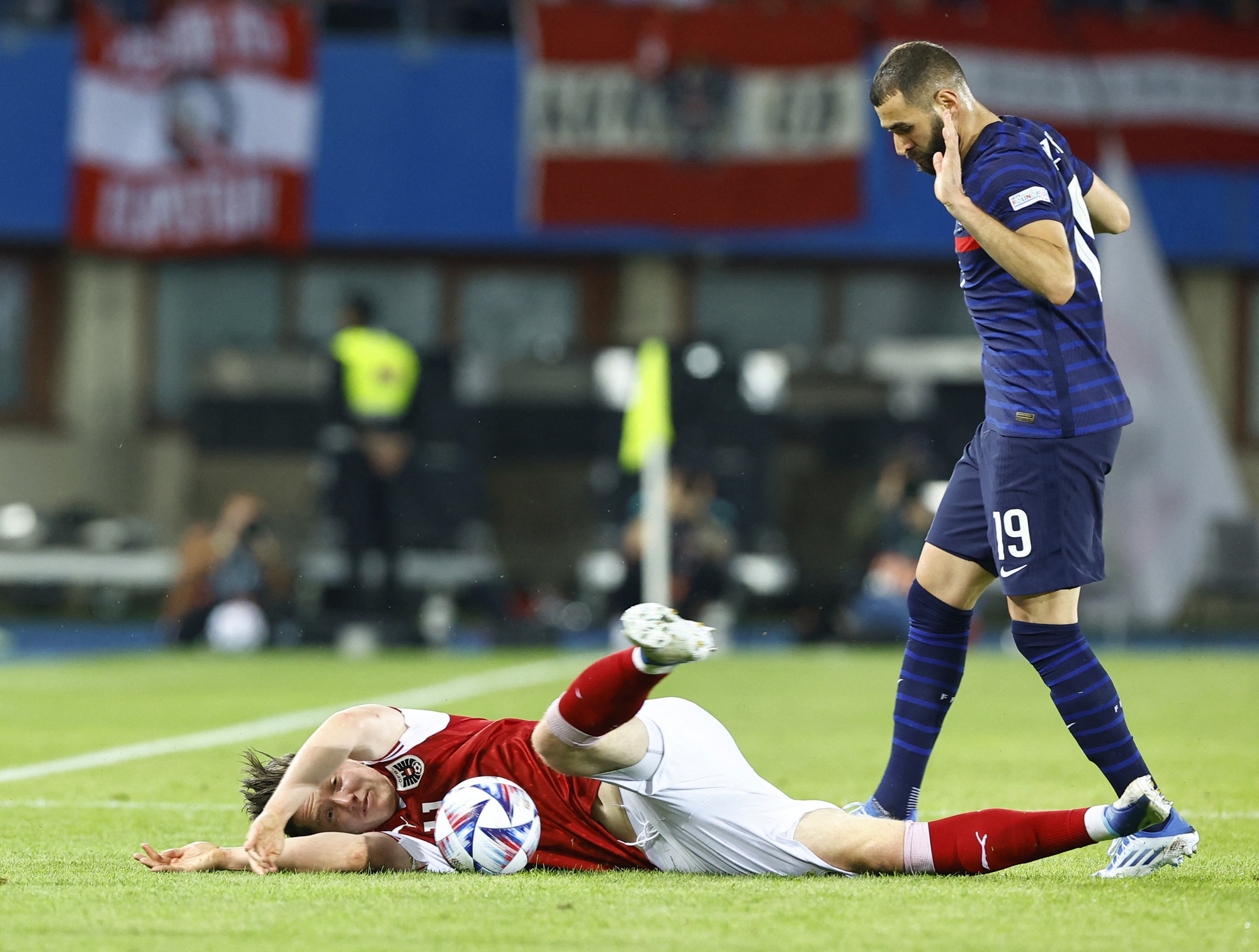 Mbappe cứu Pháp thoát thua, nhà vô địch Nations League ê chề chót bảng
