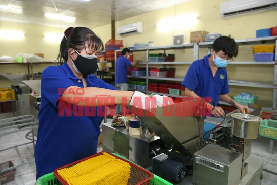 Ồ ạt r&uacute;t BHXH một lần: Ai thấu hiểu kh&oacute; khăn của người lao động? - Ảnh 1.