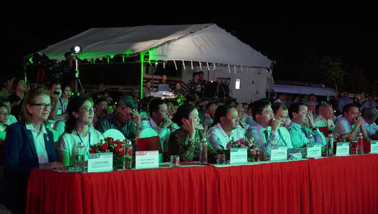 Trao 10.000 lá cờ Tổ quốc cho ngư dân Phú Yên - Ảnh 1.