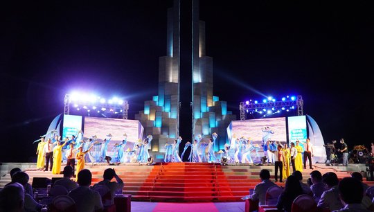 Trao 10.000 lá cờ Tổ quốc cho ngư dân Phú Yên - Ảnh 2.