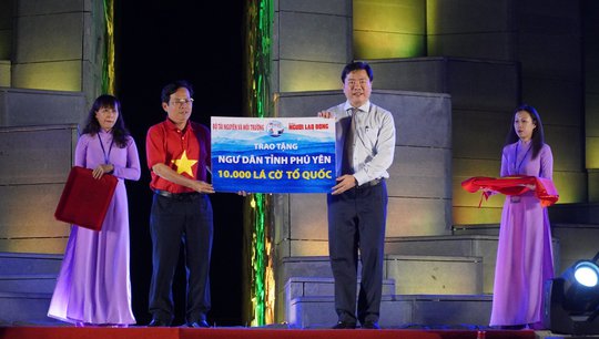 Trao 10.000 lá cờ Tổ quốc cho ngư dân Phú Yên - Ảnh 4.