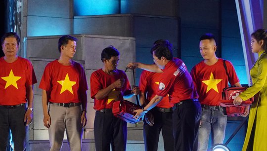 Trao 10.000 lá cờ Tổ quốc cho ngư dân Phú Yên - Ảnh 5.