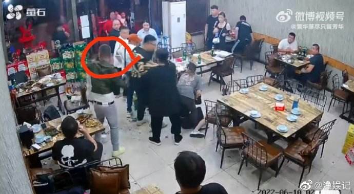 Trung Quốc: Bị quấy rối, 2 c&ocirc; g&aacute;i phản ứng v&agrave;... bất tỉnh dưới đ&ograve;n hội đồng - Ảnh 1.