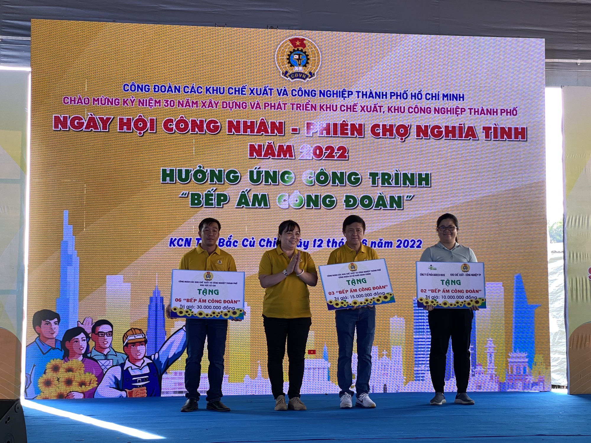 Ca sĩ Phương Thanh “cháy” hết mình với công nhân Củ Chi - Ảnh 5.