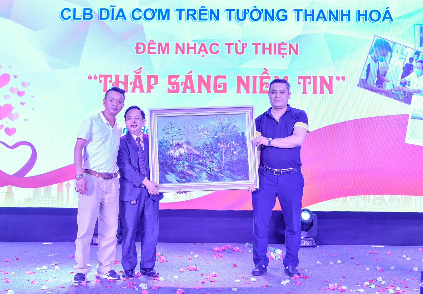 Các y, bác sĩ ở Thanh Hóa "hóa thân" thành ca sĩ kêu gọi từ thiện hỗ trợ bệnh nhân nghèo