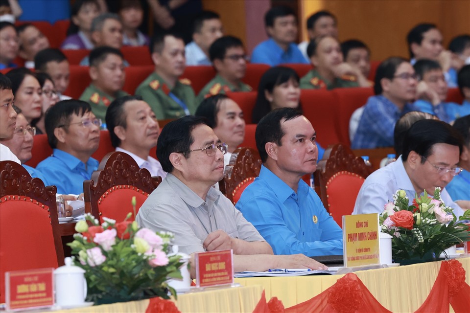Thủ tướng Ch&iacute;nh phủ  đối thoại với c&ocirc;ng nh&acirc;n: V&igrave; mục ti&ecirc;u cao nhất l&agrave; nh&acirc;n d&acirc;n được ấm no, hạnh ph&uacute;c - Ảnh 4.