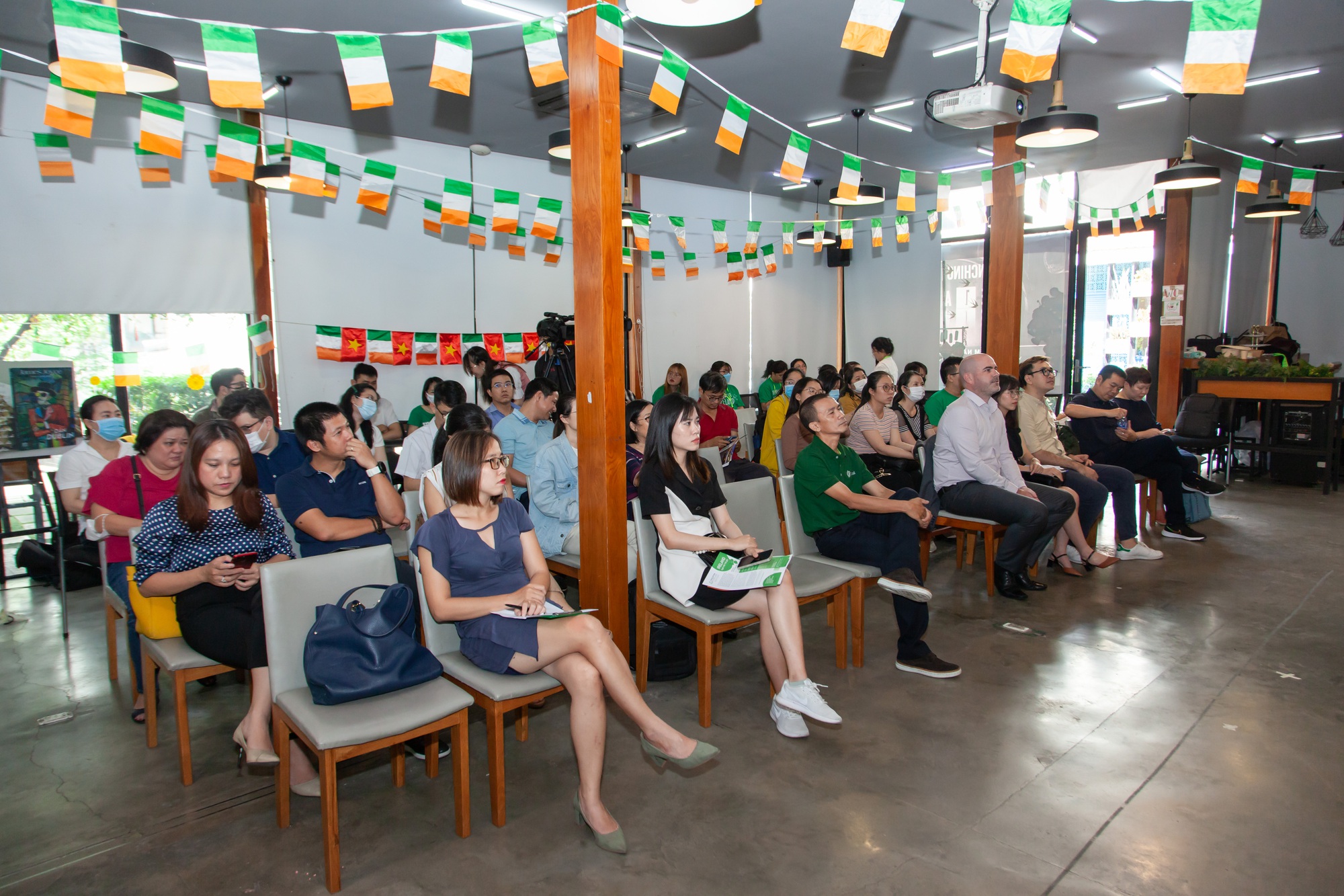 Voiz FM mang đến làn gió mới cho tác phẩm văn học kinh điển Người Dublin - Ảnh 1.