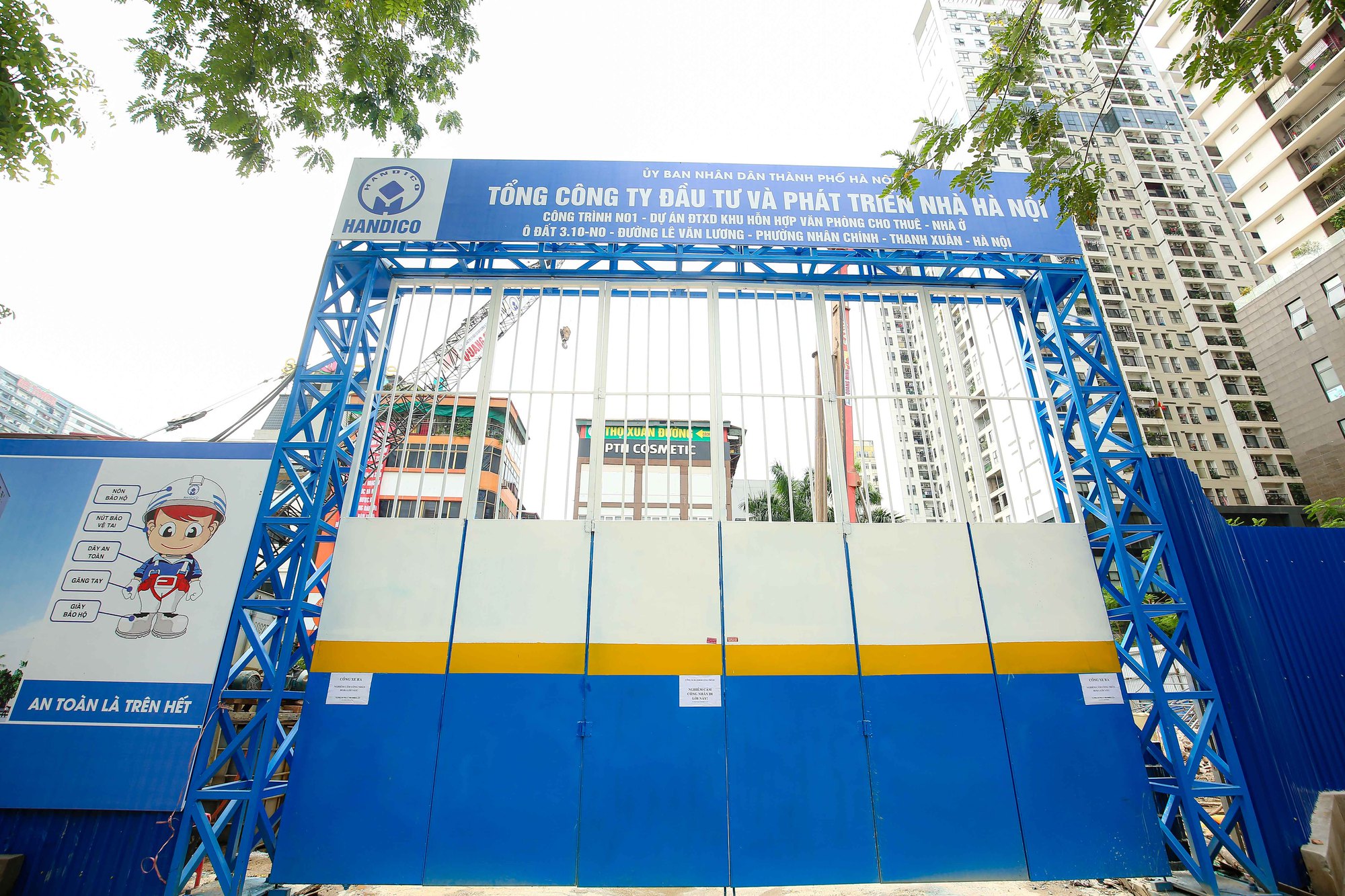 CLIP: Rừng cao ốc mọc tr&ecirc;n tuyến đường c&oacute; h&agrave;ng loạt vi phạm - Ảnh 12.