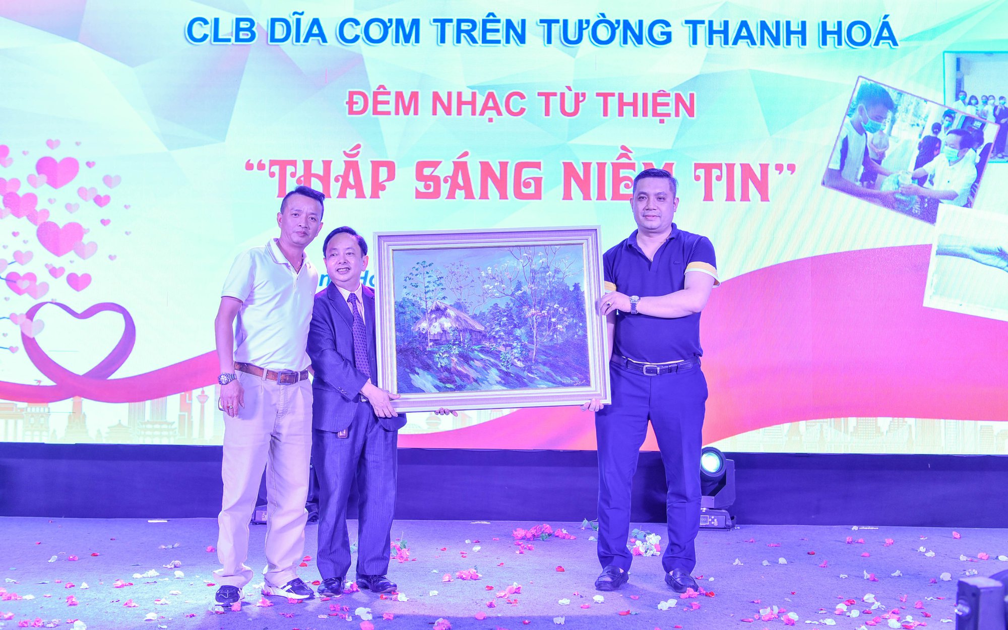 C&aacute;c y, b&aacute;c sĩ ở Thanh H&oacute;a h&oacute;a th&acirc;n th&agrave;nh ca sĩ k&ecirc;u gọi từ thiện hỗ trợ bệnh nh&acirc;n ngh&egrave;o - Ảnh 4.
