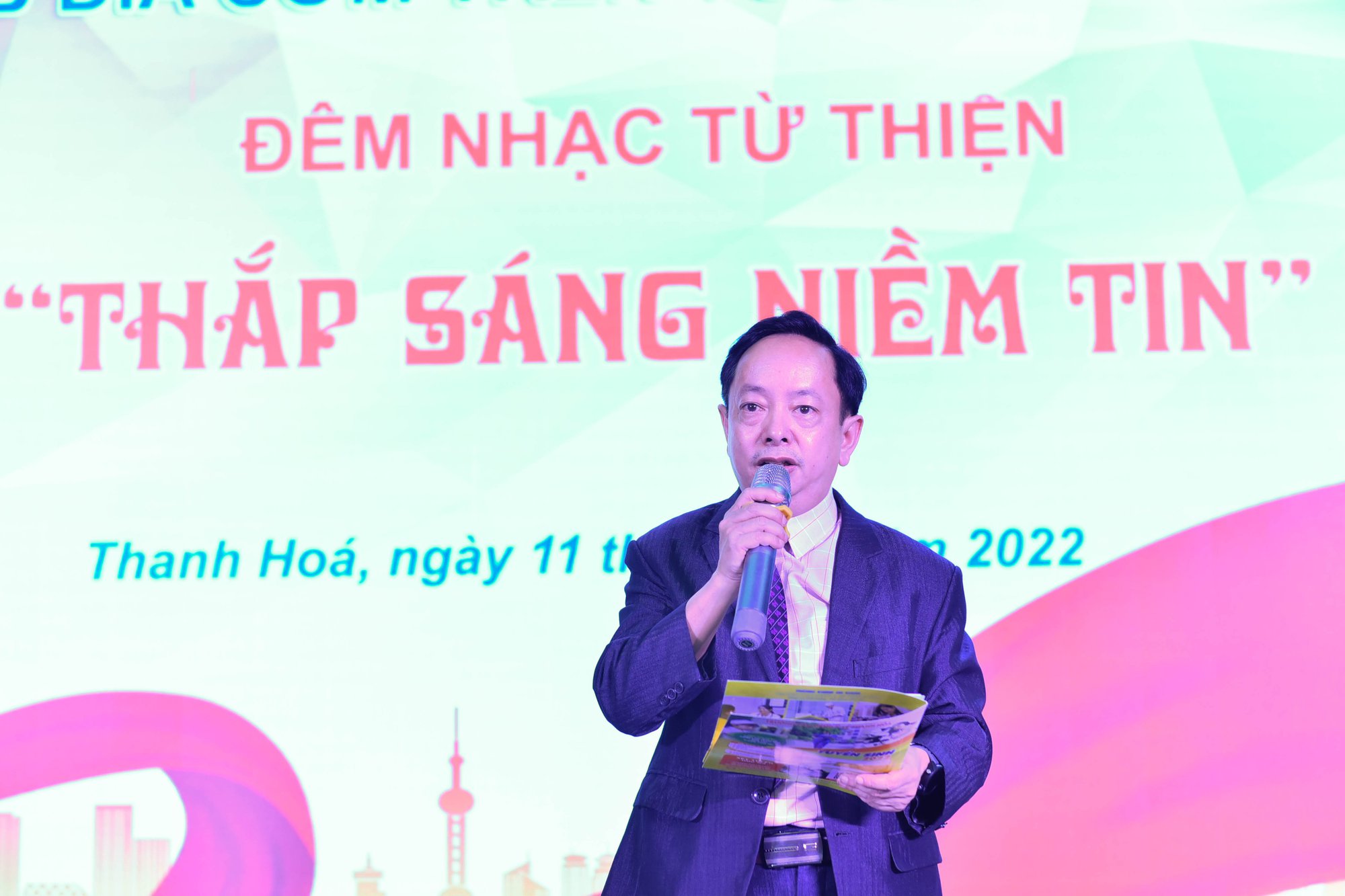C&aacute;c y, b&aacute;c sĩ ở Thanh H&oacute;a h&oacute;a th&acirc;n th&agrave;nh ca sĩ k&ecirc;u gọi từ thiện hỗ trợ bệnh nh&acirc;n ngh&egrave;o - Ảnh 1.