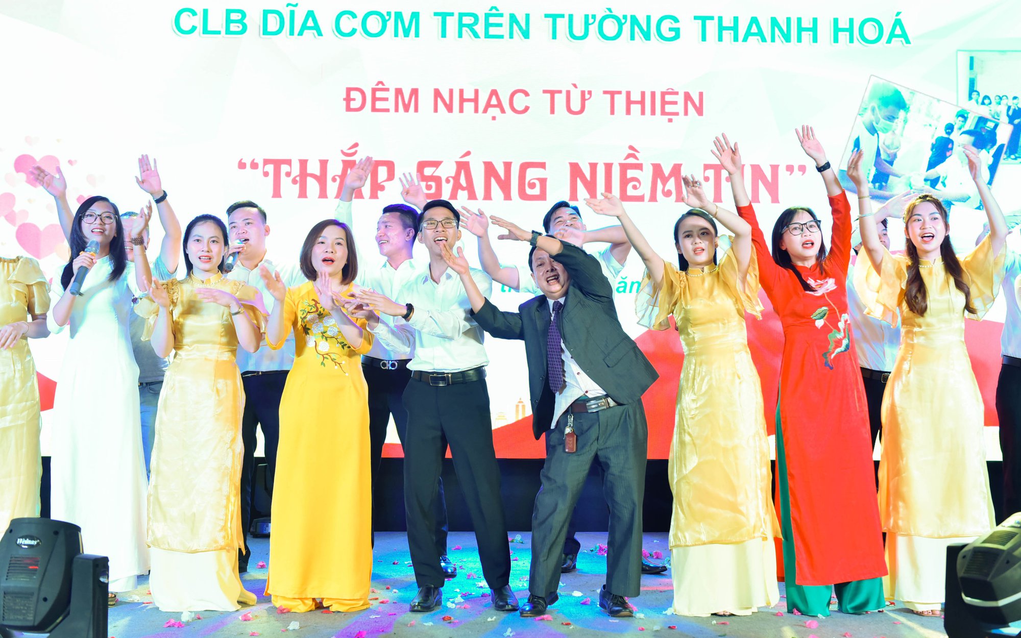 C&aacute;c y, b&aacute;c sĩ ở Thanh H&oacute;a h&oacute;a th&acirc;n th&agrave;nh ca sĩ k&ecirc;u gọi từ thiện hỗ trợ bệnh nh&acirc;n ngh&egrave;o - Ảnh 3.