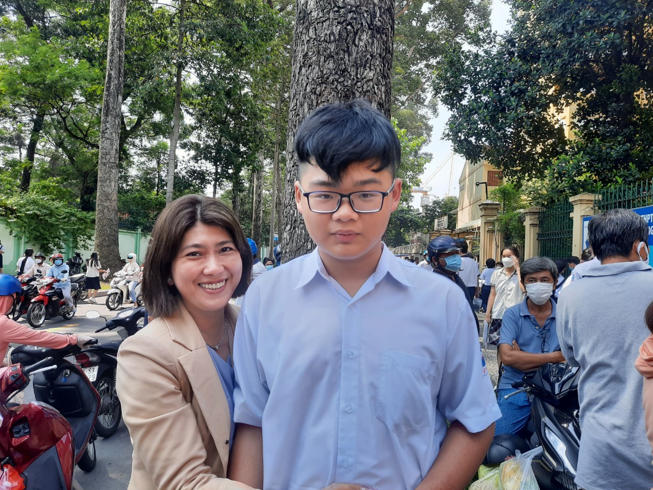 Kết th&uacute;c kỳ thi lớp 10 tại TP HCM: Th&iacute; sinh tự tin, phụ huynh phấn khởi - Ảnh 5.